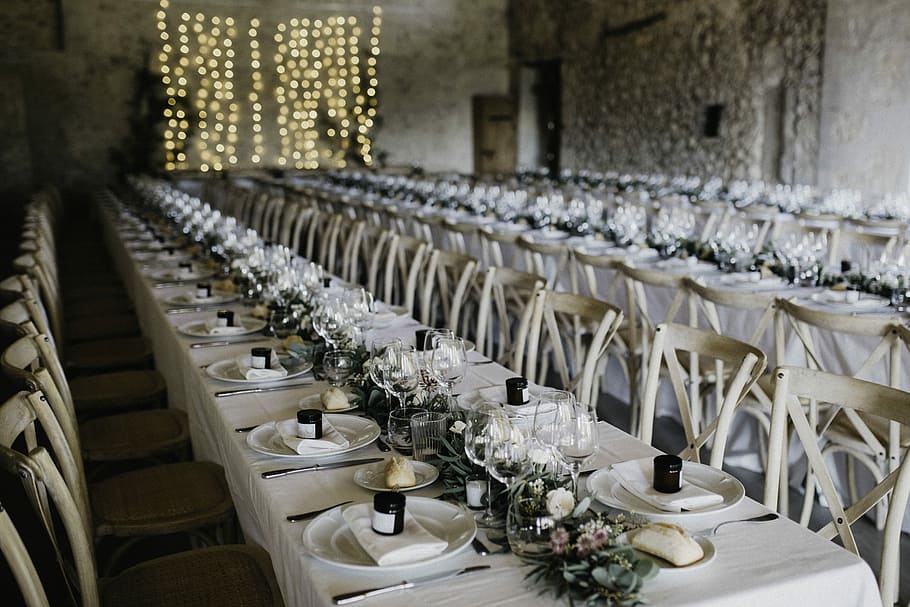 Wedding place., dining plates on table, chairs, flowers, centerpiece HD wallpaper