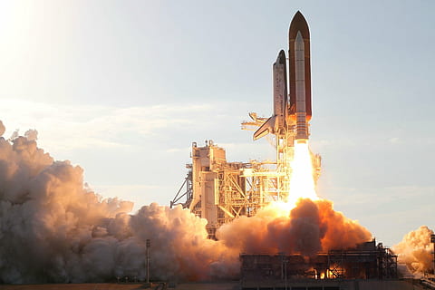 white and black taking off rocket during daytime, discovery space shuttle HD wallpaper