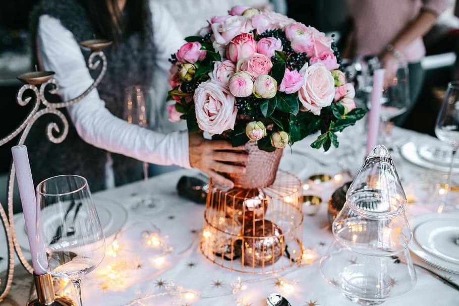 Hands Decorating Christmas Table, roses, red roses, holding hands HD wallpaper