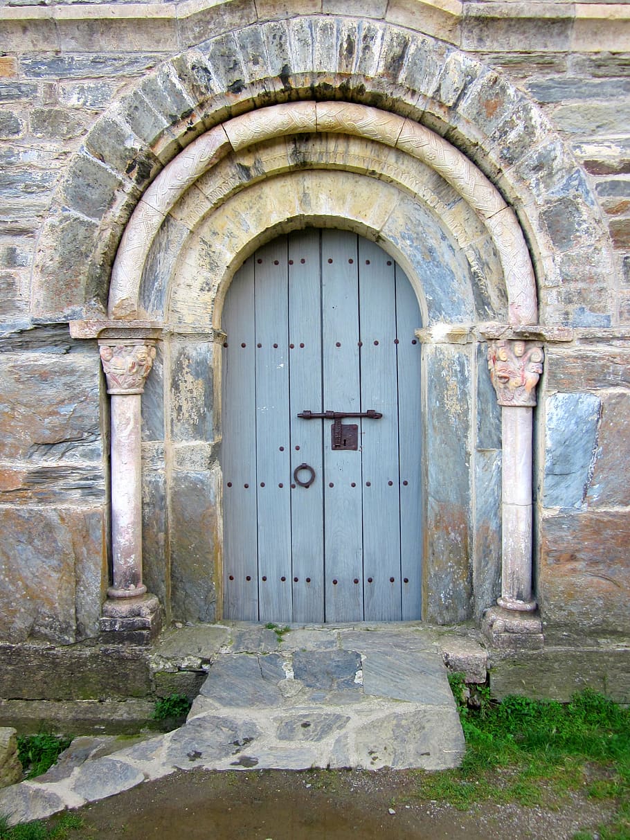 photo of gray plank door, serrabone, priory, monastery, romanesque HD wallpaper